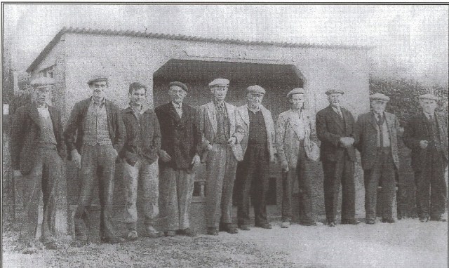 Elwyn Williams, Glyn Harries, Norman Thomas, Hoffi Harries, Bill Harries, Tom Mabe, Ezec Williams, Tom Battin, David Nicholas, Jim Rowlands,.